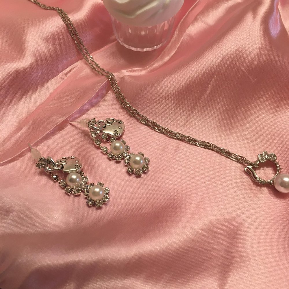ADORABLE cotton candy pink satin hello kitty lingere and jewlery set! - Picture 14 of 17